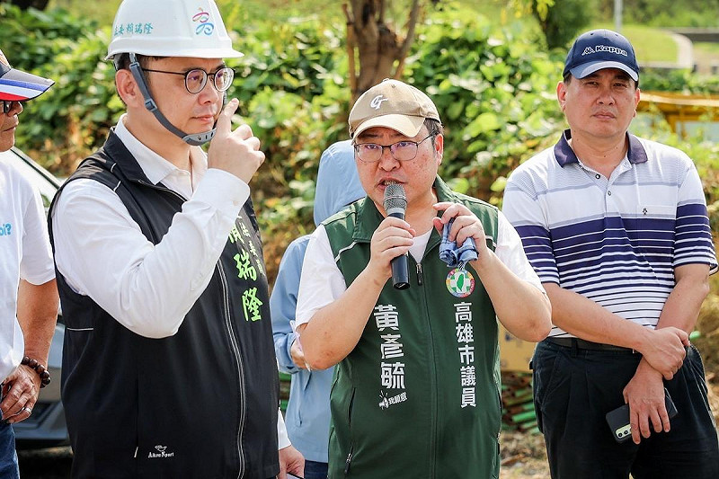 黃彥毓(中)狠酸柯志恩錯搞法令，大坪頂烏龍爆料打到自家人。   圖：黃彥毓服務處/提供