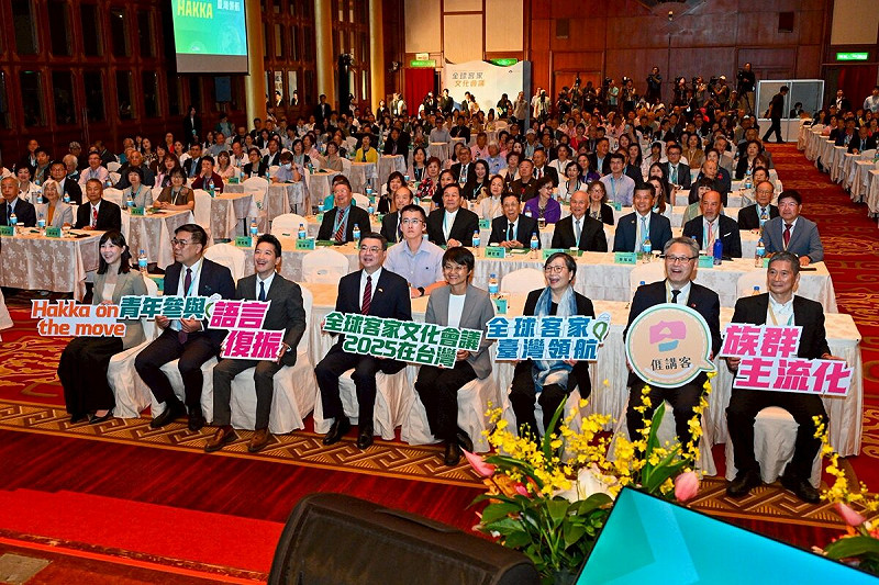 「2025全球客家文化會議」以「全球客家　台灣領航」為主軸，聚焦「族群主流化與公共參與」、「語言復振暨科技推展」、「客庄區域與產業發展」、「藝文傳播與國際串流」共4大主題，並安排海外社團領袖共同分享客家文化的國際推展實務。   圖：擷自卓榮泰臉書粉專