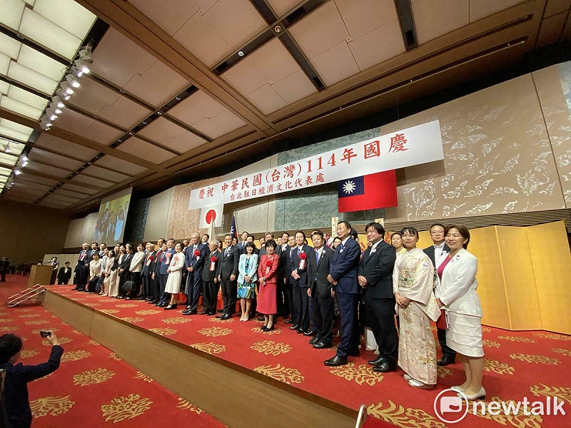  8日東京的國慶酒會中有193位國會議員來參加，除了自民黨外，三大在野黨以及當紅的參政黨黨魁神谷宗幣也到場，是超豪華陣容，即使玉木總理誕生，對台灣也是不錯的局面。 圖：劉黎兒攝 