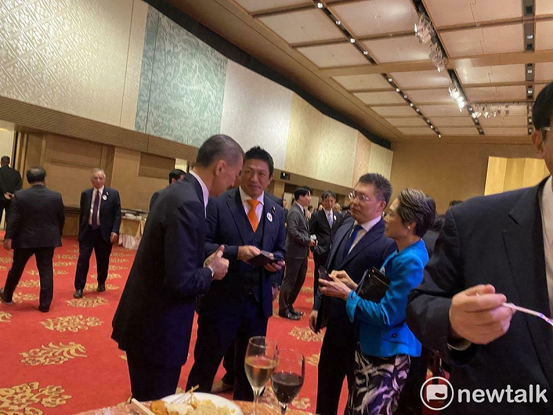  當紅的參政黨魁神谷宗幣（圖中結橘色黨色領帶者）也參加台灣的國慶酒會，停留甚久。 圖：劉黎兒攝 