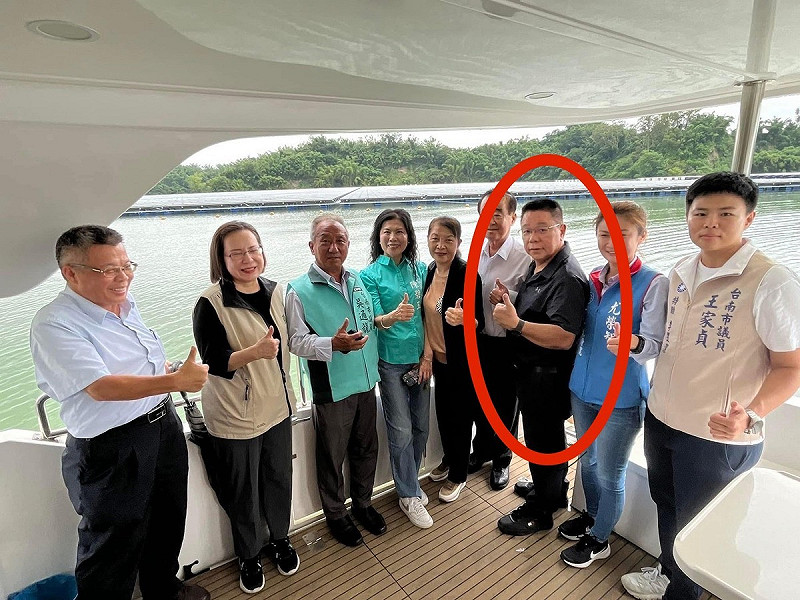 針對烏山頭水庫光電污染烏龍，郭國文貼出考察照，怒批國民黨議員蔡育輝想洗風向。   圖：翻攝自郭國文臉書