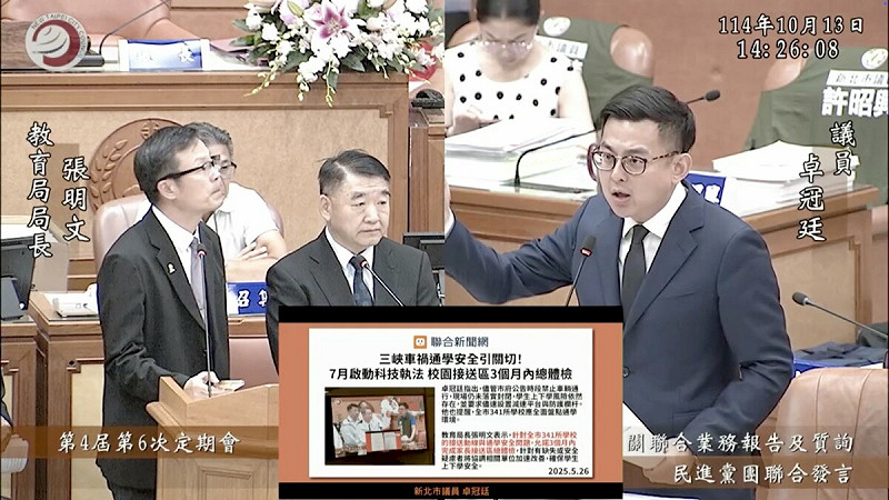 新北市議員卓冠廷在市議會質詢時指出，三峽車禍後市府雖強調已採取多項改善措施，但真正的事發點國成街上仍有一側僅有標線型人行道，缺乏實體防護設施，安全性明顯不足。   圖/卓冠廷辦公室