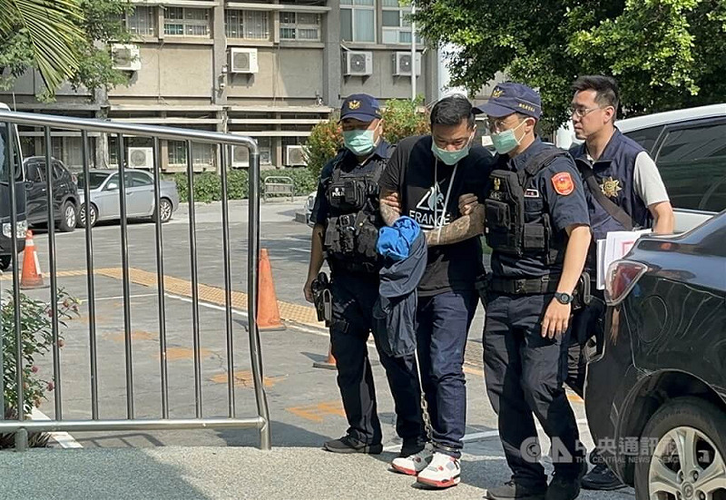 圖為彰化警方5月逮捕陳修將（左2）歸案。（中央社檔案照片）   