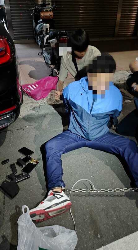 前76行者召集人陳修將（前）虐打女友致死，被依傷害致死罪判刑確定後棄保潛逃，彰化警方5月圍捕時遭他持辣椒水襲擊，並搜出槍彈，彰化地院將其依犯非法持有非制式手槍罪處6年6月刑期。（警方提供）中央社記者鄭維真傳真　114年10月13日   