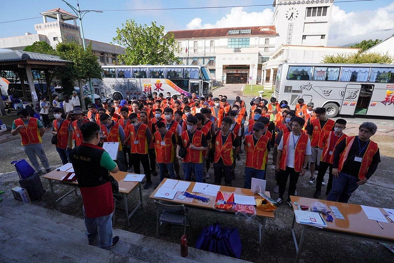 首批接受勤務召集的備役役男，今日上午於瑞穗鄉公所完成報到並舉行開訓典禮。   圖：內政部提供