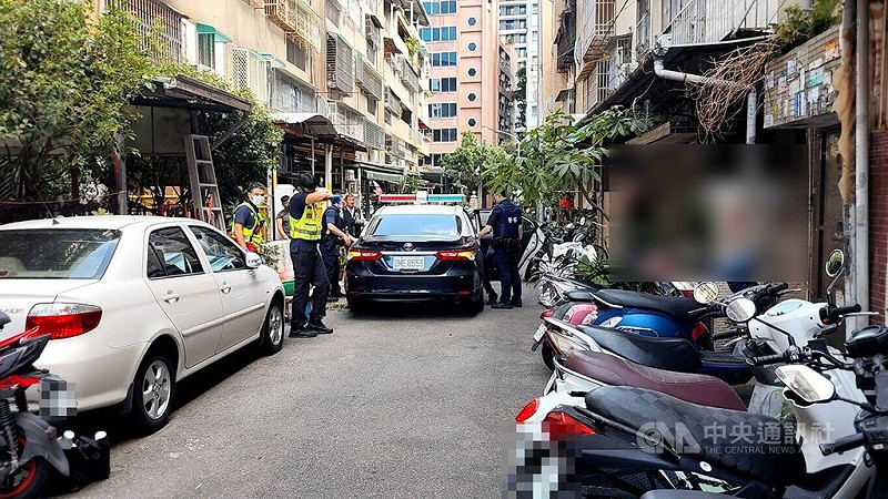 蕭姓男子13日因感情問題，前往黃姓女友台中住處談判發生口角，黃母與鄰居聞訊勸架，蕭男突然持磚塊及美工刀攻擊在場人員，造成黃女等3人受傷，警方到場後，立即將蕭男制伏並實施管束。（翻攝照片）中央社記者蘇木春傳真　114年10月13日   