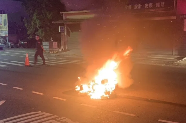 女子酒駕自摔，肇事車輛滑行後起火燃燒。   圖：翻攝網路