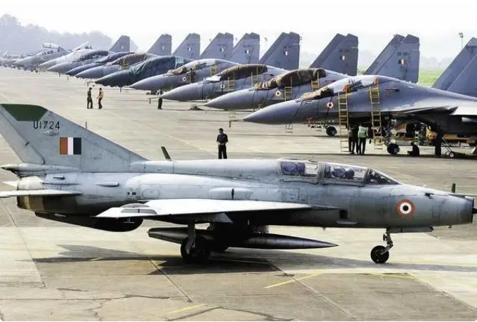 印軍老舊的米格-21與其他戰機形成鮮明對比。 圖 : 翻攝自空翼視頻