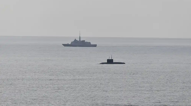 俄國海軍基洛級改良型潛艦「新羅西斯克號（B-261）」，傳因故障在法國海域緊急上浮。俄方13日發出聲明駁斥。   圖：翻攝「臉書」NATO Maritime Command粉絲專頁