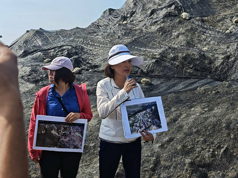 國民黨立委柯志恩與高雄市議員邱于軒、許采蓁等人，會同水利局、媒體到大坪頂坪北段保護區會勘。   圖：柯志恩辦公室/提供