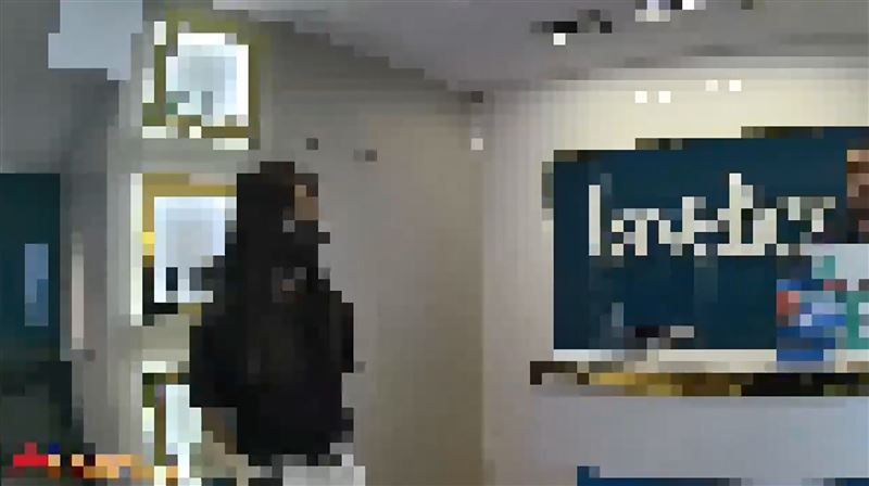 台北市中山商圈發生一起保養品強迫推銷糾紛。   圖：翻攝畫面