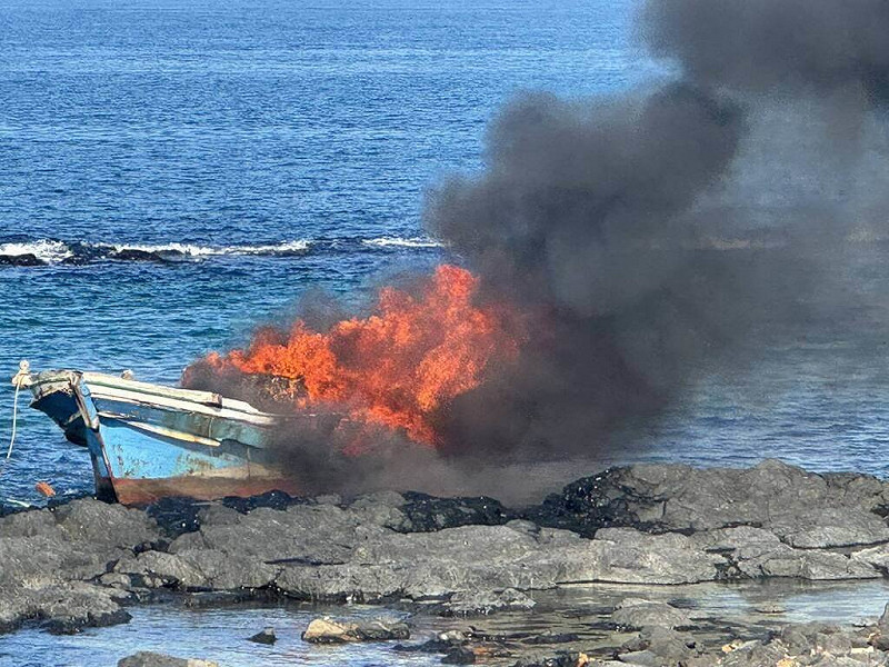 澎湖一艘泊靠吉貝垃圾場北方岸際疑似廢棄漁船13日下午突然起火燃燒，現場火勢猛烈且冒出濃濃黑煙，吉貝消防與岸巡等單位前往撲滅，確切起火原因待釐清。（澎湖消防局提供） 中央社　114年10月13日   