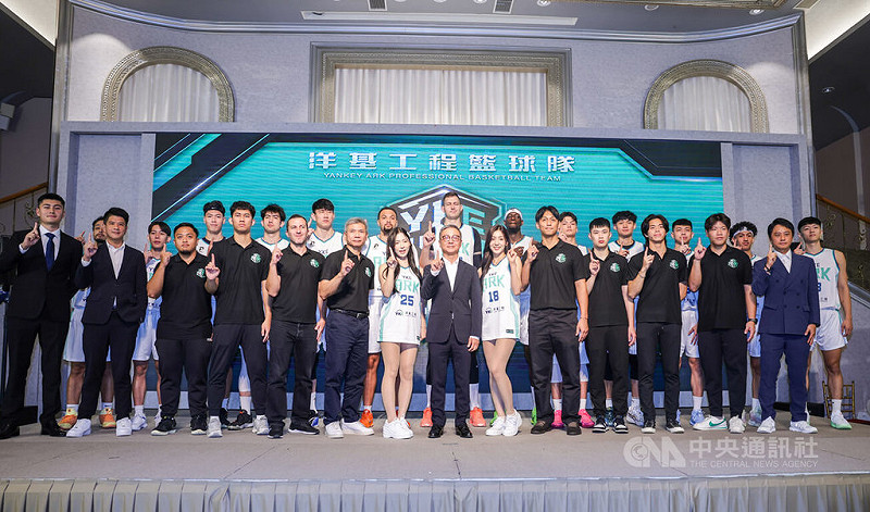 台灣職籃P. LEAGUE+聯盟新球隊洋基工程13日在台北舉行啟動記者會，洋基工程公司董事長劉士源（前排右7）分享創隊理念與未來願景，並率球團成員合影留念。中央社記者裴禛攝　114年10月13日   