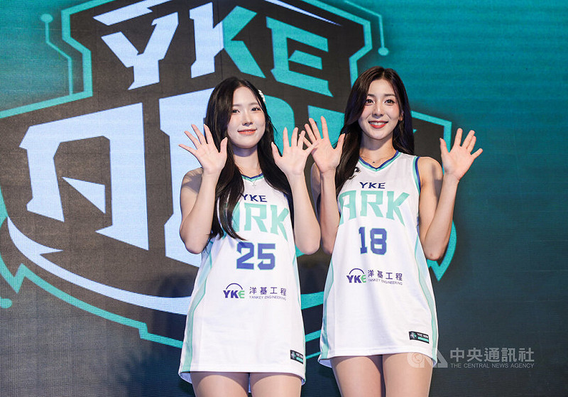 台灣職籃P. LEAGUE+聯盟今年暑假新加入球隊洋基工程，成立大會13日在台北舉行，並宣布韓籍啦啦隊員睦那京（右）、李素敏（左）加入「洋基女孩（Young Key Girls）」陣容。中央社記者裴禛攝　114年10月13日   