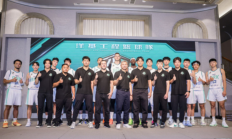 台灣職籃P. LEAGUE+聯盟生力軍洋基工程13日下午舉行成立大會，全隊共13名球員首度亮相，新任總教練由前中信特攻「光哥」李逸驊（前排右4）擔任。中央社記者裴禛攝　114年10月13日   