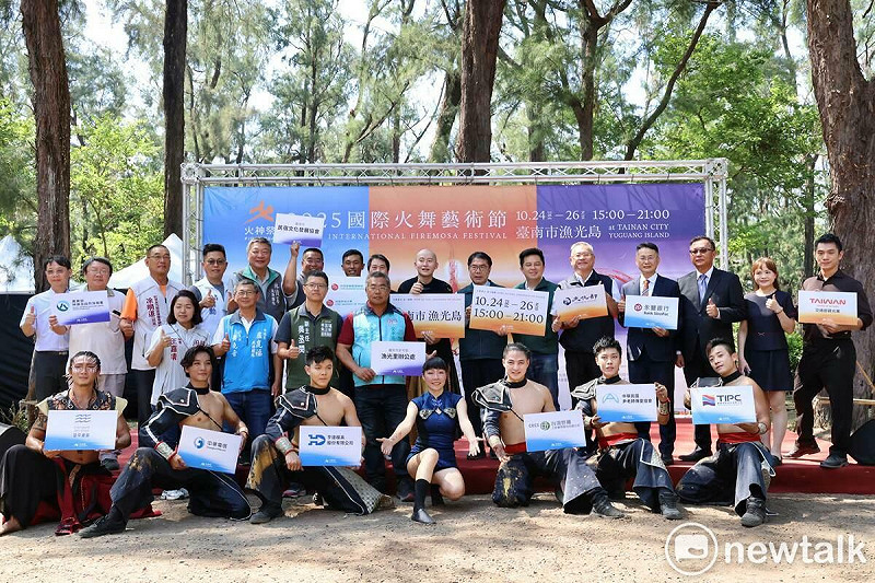 台灣首屆國際火舞藝術節《火神祭》將於10月24日至26日，在台南漁光島盛大登場。市府今日舉辦宣傳記者會，由台南市長黃偉哲與國際火舞團隊「即將成真火舞團」共同揭幕。   圖：台南市政府提供