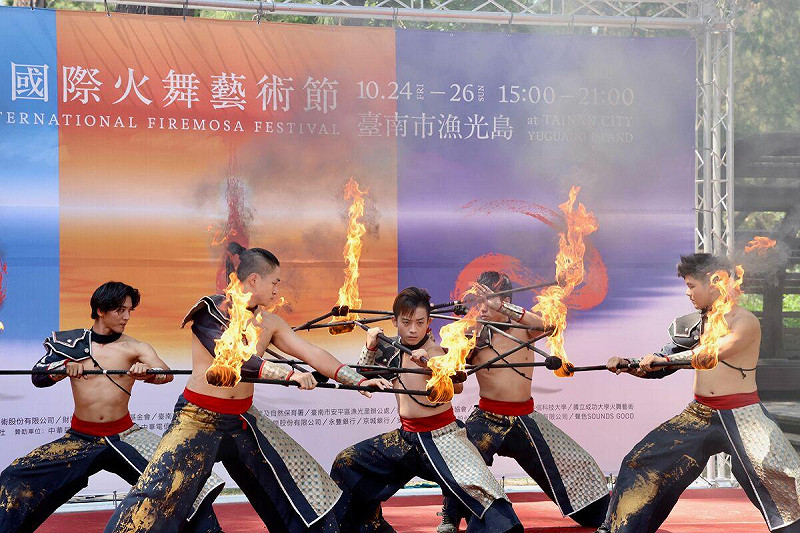 台灣首屆國際火舞藝術節《火神祭》將於10月24日至26日,在台南漁光島盛大登場。市府今日舉辦宣傳記者會,由台南市長黃偉哲與國際火舞團隊「即將成真火舞團」共同揭幕。 圖:台南市政府提供