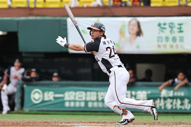 中華職棒季後挑戰賽13日決勝第4戰，昨天出賽揮空、手腕不適的統一7-ELEVEn獅隊長陳傑憲（圖）狀況緩解，續先發扛3棒。（統一獅隊提供）   