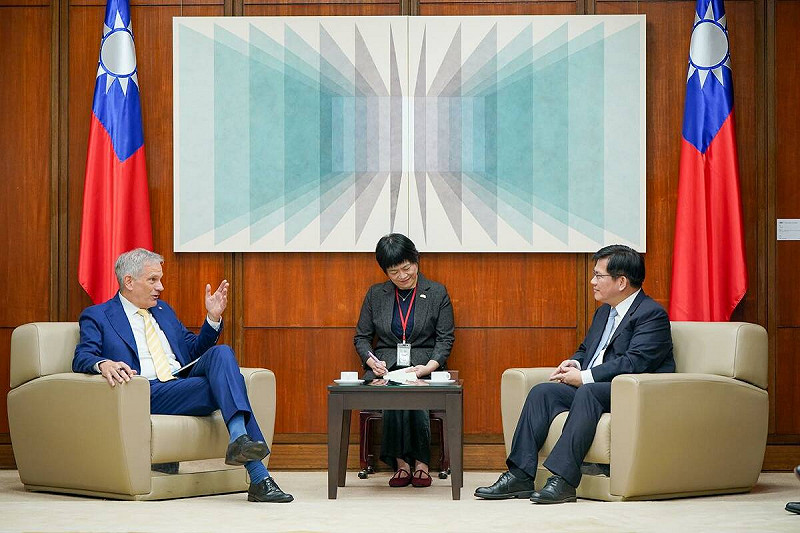林佳龍與新任德國在台協會處長狄嘉信（Karsten Tietz）。   圖：翻攝自林佳龍臉書