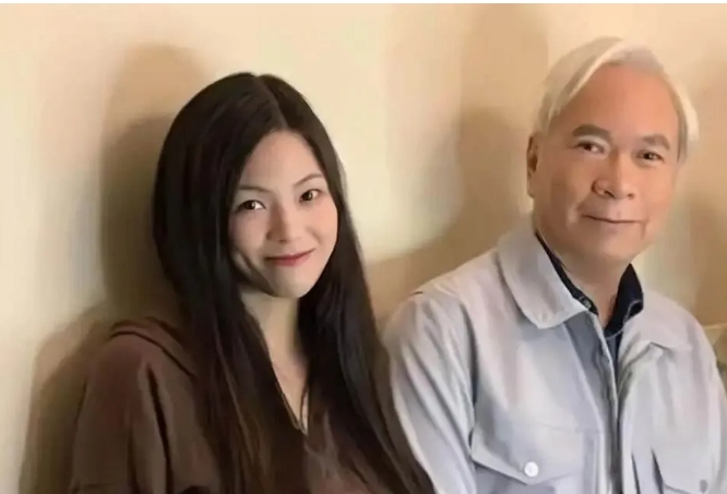 香港演員李龍基(右)與未婚妻王青霞。 圖 : 翻攝自瀟湘晨報