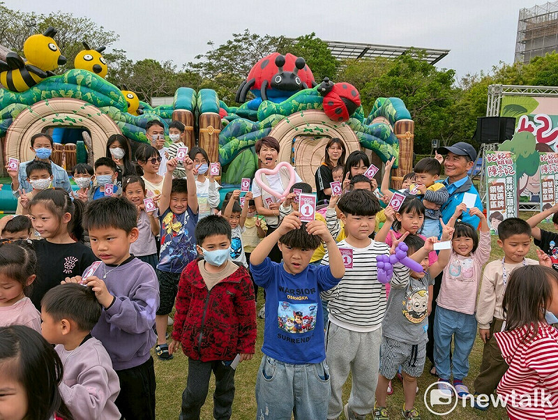 立法委員陳亭妃表示，她長期關心托育與教育政策，早在八年前就率先提出以「教育十現美景」為主軸的政見，從幼兒照護、托育環境到教育制度完整改革，逐步推動台南在全國教育版圖中脫穎而出。   圖：陳亭妃服務處提供