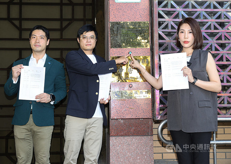 青年監督聯盟發起人陳又新（左起）、執行長許譽騰、媒體人馬郁雯14日上午赴台北地檢署告發國民黨立委王鴻薇與助理張凱維涉犯貪污治罪條例。中央社記者鄭清元攝 114年10月14日   