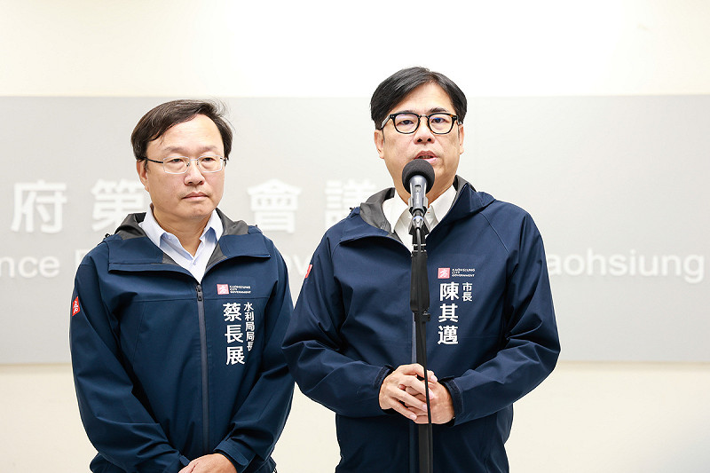 陳其邁(右)譴責國民黨民代未經事實查證不實爆料指控，強調市府一切依法行政。   圖：高雄市政府/提供