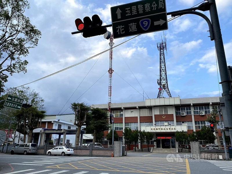 20多歲金姓女子疑金錢糾紛遭結交的網友毆打致死，被丟在花蓮富里偏僻山區，同夥兇嫌因金流異常被家人帶至警局，其良心不安透露，玉里警分局找到棄屍，只剩殘缺白骨。中央社記者李先鳳攝　114年10月14日   