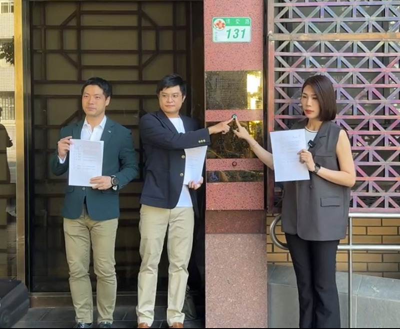 青年監督聯盟發起人陳又新、執行長許譽騰、媒體人馬郁雯(左至右)13日召開記者會，指控國民黨立委王鴻薇的助理張凱維利用立委助理職權，藉勢藉端向藥商索賄，企圖索取顧問費等230萬，而3人14日前往北檢按鈴告發張凱維和王鴻薇涉違反「貪污治罪條例」公務員藉勢藉端勒索財物罪。   圖：翻攝自馬郁雯臉書