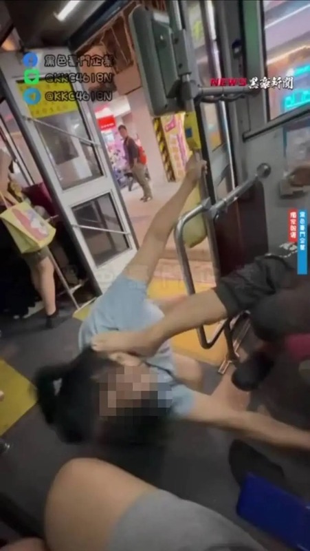 基隆公車爆發座位爭議，魏姓婦人與楊姓老翁大打出手。   圖：翻攝自黑色豪門企業