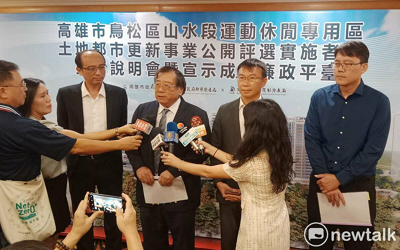 運發局長侯尊堯(右二)、都發局長吳文彥(右三)說明「鳥松區山水段運動休閒專用區公辦都更案」遠景。 圖:孫家銘攝