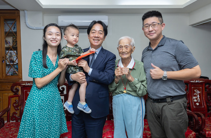 賴清德向百歲人瑞陳活森先生請教打太極拳。   圖：總統府提供