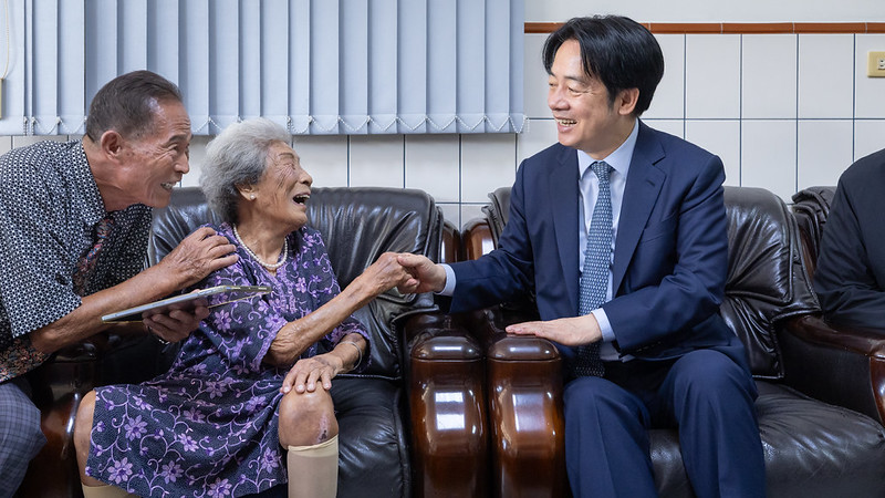賴清德與百歲人瑞洪李英嬌女士 圖:總統府提供 賴清德與百歲人瑞洪李英嬌女士 圖:總統府提供