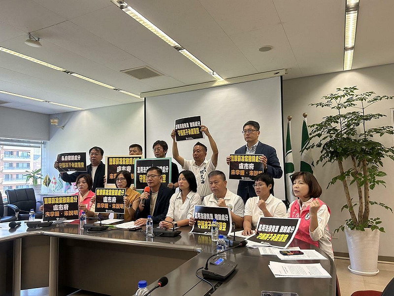民進黨團召開記者會，痛批市長盧秀燕以「媽媽市長」 口號，但背後卻是虛偽冷漠 ，要盧秀燕給交代。   圖：民進黨團/提供