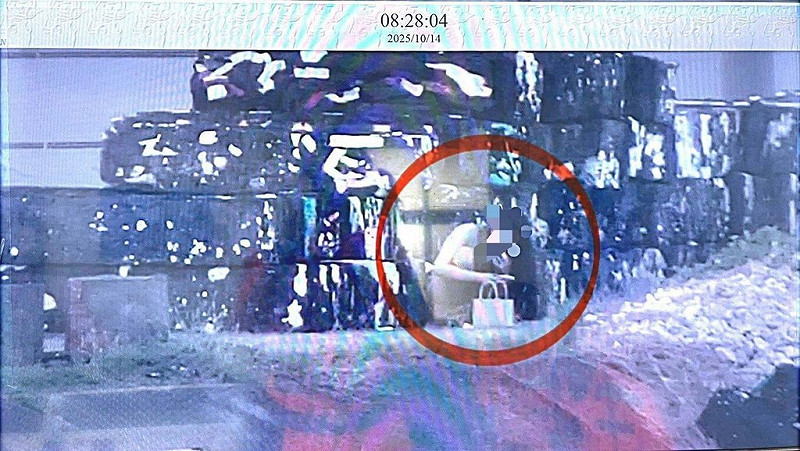 海巡署中部分署第四岸巡隊運用「智慧型港區監視系統」，14日發現一名女性民眾於塭港漁港北堤吸食毒品，通知警方將人送辦。（第四岸巡隊提供）中央社記者蔡智明傳真　114年10月14日   