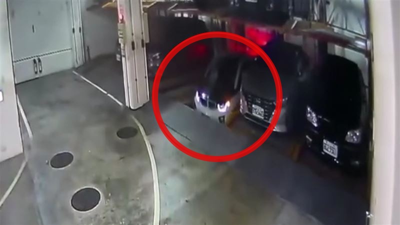 汪姓車主停放機械車位，無預警開始下降，一度受困地下。   圖：翻攝自Threads