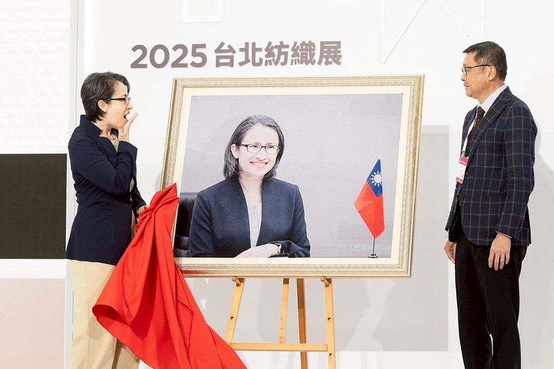 蕭美琴揭開紅幕好吃驚 圖:總統府提供 蕭美琴揭開紅幕好吃驚 圖:總統府提供