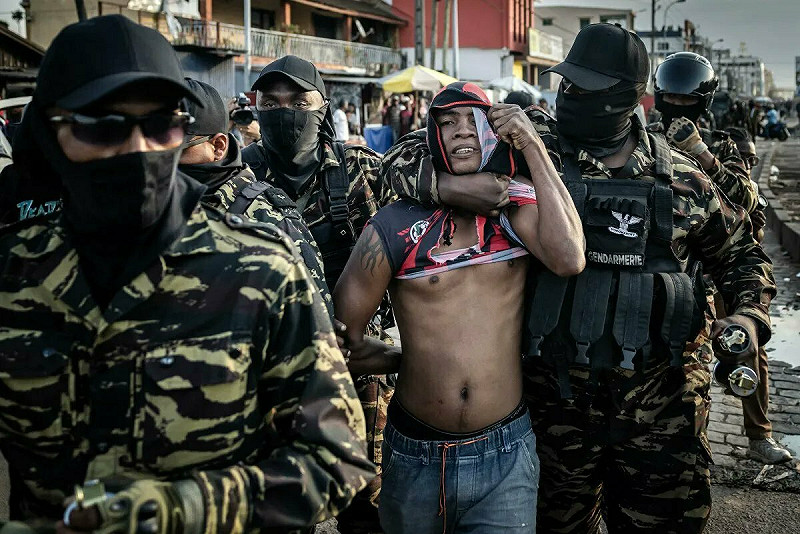 警方在抗議最初幾天暴力鎮壓抗議者,造成至少 22 人死亡,100 多人受傷。圖:翻攝自 X《Al Jazeera English》 警方在抗議最初幾天暴力鎮壓抗議者,造成至少 22 人死亡,100 多人受傷。圖:翻攝自 X《Al Jazeera English》