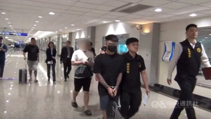 桃園21歲范姓男子（右3）在柬埔寨詐騙園區擔任幹部，於網路誘騙至少10名台人出境從事不法，7月在越南落網後，日前由刑事局押解返台，檢警訊後由桃園地院裁定羈押。（翻攝照片）中央社記者黃麗芸傳真　114年10月14日   