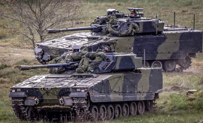 丹麥政府則宣布向瑞典採購 44 輛新款 CV90-35IIIC 步兵戰車,網友認為丹麥可能將退役的舊款 CV90-35DK 送往烏克蘭,強化烏軍的地面戰鬥能力。 圖:翻攝自 @Bill1st1 X 帳號