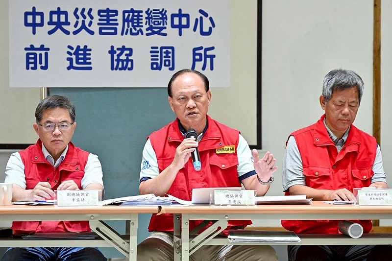 花蓮馬太鞍溪堰塞湖溢流致災,行政院總協調官季連成政務委員主持中央災害應變中心前進協調所第40次工作會報。左為副總協調官李孟諺顧問,右為環境部顏旭明署長。 圖:行政院提供