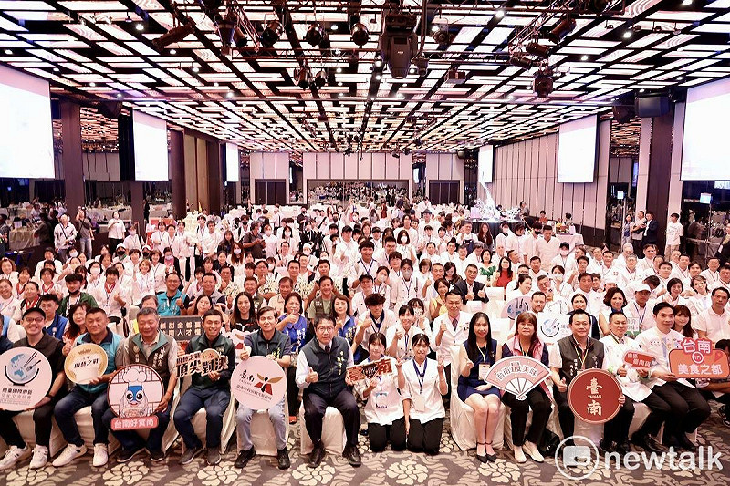 台南市政府觀光旅遊局主辦「2025 TIFBC－臺南美食之都國際餐飲藝術挑戰賽」今日在台南晶英酒店舉辦開幕式，來自13國餐飲職人與青年新秀齊聚一堂，展開為期3天的國際級餐飲盛會。市長黃偉哲親自出席，歡迎海內外好手來台南進行一場美食的頂尖對決，也邀請民眾到台南品嚐國際級的台南美食，保證不虛此行。   圖：台南市政府提供