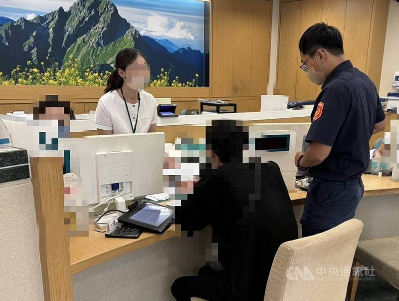 陳姓男子（前左）日前認識女網友，對方稱熟識香港商家具業者，邀約投資創業，陳男得知後決定投資新台幣60萬元，當天前往銀行欲轉帳匯款到女網友指定的公司帳戶，行員發現有異報案，與警成功阻詐。（翻攝照片）中央社記者蘇木春傳真　114年10月14日   