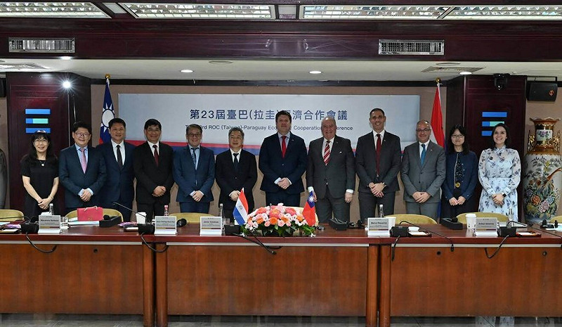 第23屆台巴（拉圭）經濟合作會議14日舉行，會後雙方簽署台巴再生能源產業發展合作備忘錄（MOU）。   圖：經濟部提供