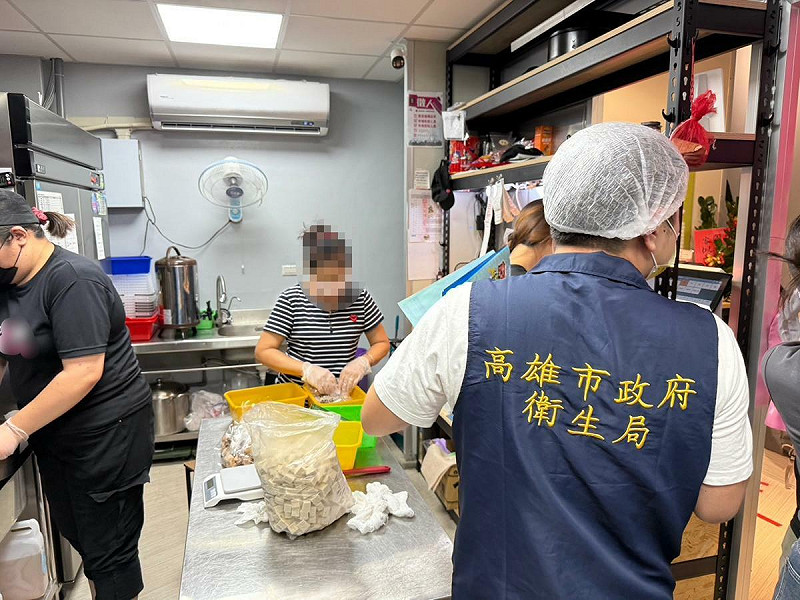高市衛生局派員前往現場查察，違規產品為業者自用及銷毀或回收，並未流入市面。   圖：高雄市衛生局/提供