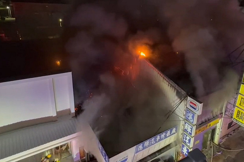 台南市仁德區大同路一處透天店面建物15日凌晨發生火警，冒出陣陣黑煙，消防人員獲報到場搶救。（讀者提供）中央社記者楊思瑞台南傳真  114年10月15日   