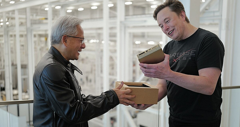 NVIDIA 創辦人暨執行長黃仁勳 (左一) 至 SpaceX 親自交付 DGX Spark 給 Elon Musk(右一)。   圖: 輝達/提供