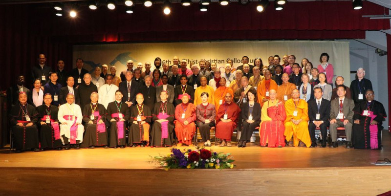 「第六屆佛教徒與基督徒對話國際研討會」，2017年11月中旬在靈鷲山聖山寺 舉辦，跨宗教代表同為世界和平祈禱。(靈鷲山提供)   