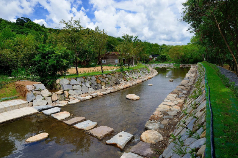 金山區重和里磺溪頭清水園區採用自然資材，用石塊取代水泥，維護原有的生態環境。圖/新北市農業局提供   