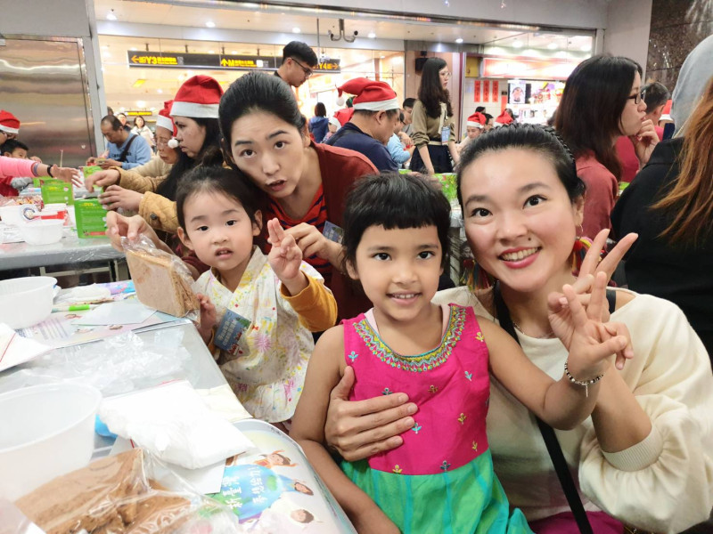 來自日本的山田知優和（後排左1）媽媽李繪里（後排左二）特地從日本回來台灣參加這次聖誕節活動。另外一組是爸爸來自印度的詹萌多小朋友（前排左1）也和媽媽詹佩姿一起來參加。圖/移民署提供   